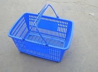 Canestro di plastica del supermercato blu con la stampa di logo delle maniglie della maniglia due