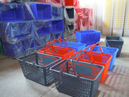 Immagazzinamento in al minuto di plastica il cestino della spesa del supermercato e del deposito della maniglia